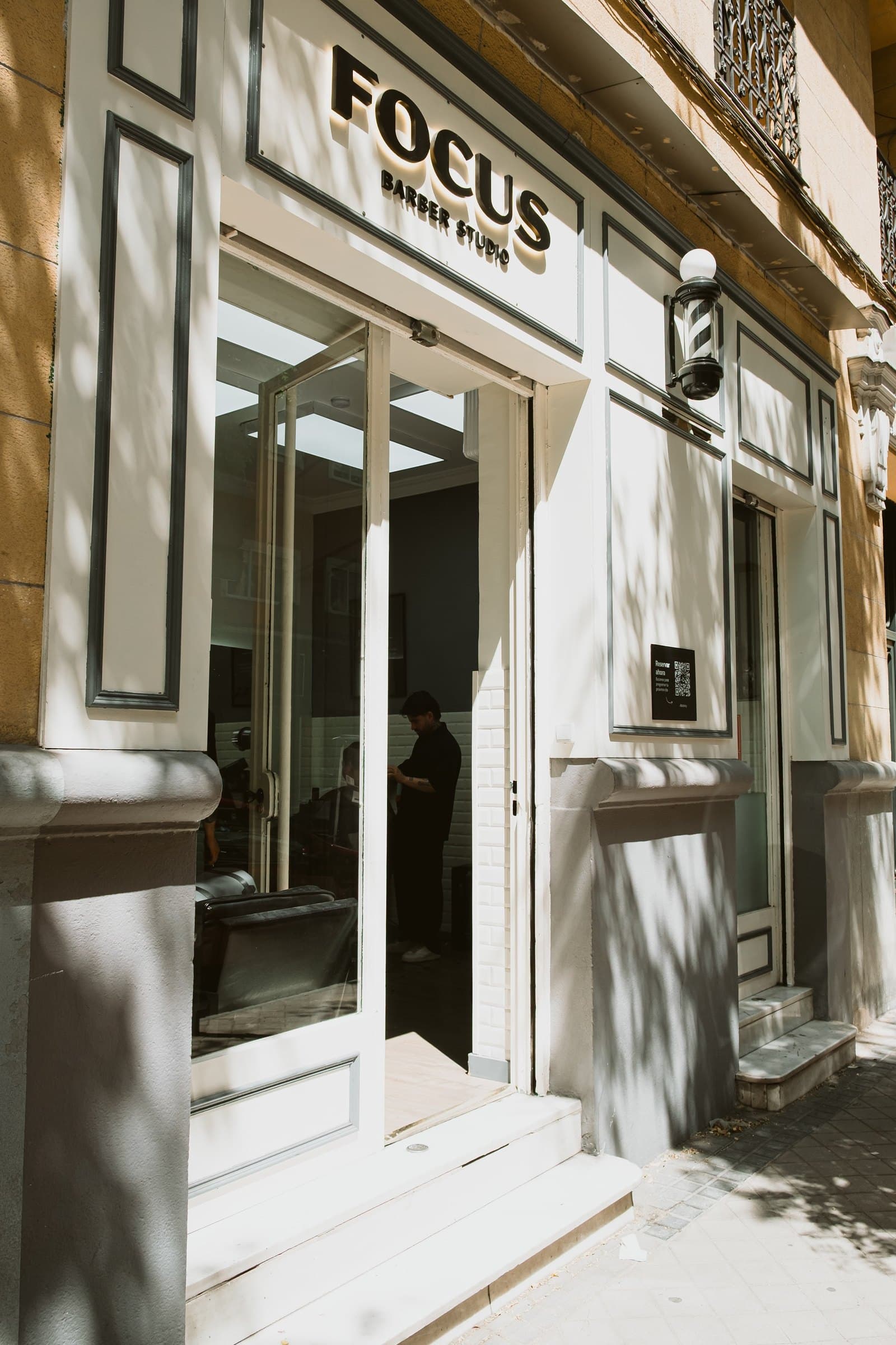 Fachada de Focus Barber Studio en Chamberí